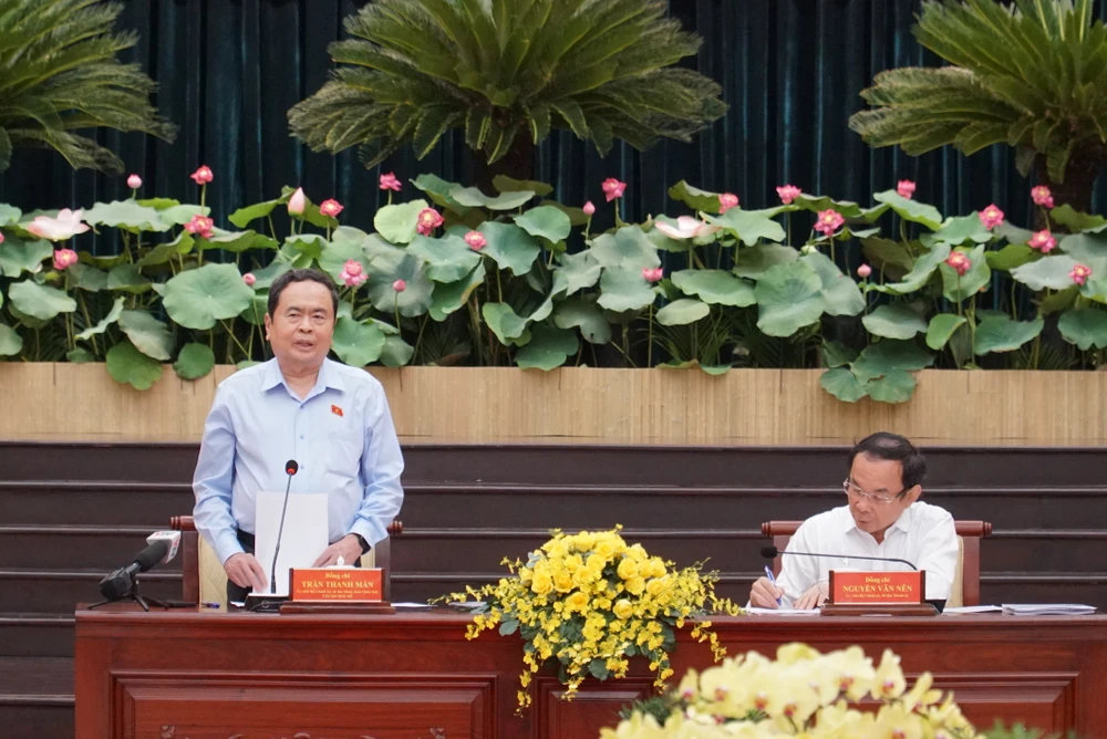 Vì sao thu ngân sách TP.HCM giảm so với Hà Nội?-chu-tich-quoc-hoi-lam-viec-voi-thanh-uy-tphcm.JPG