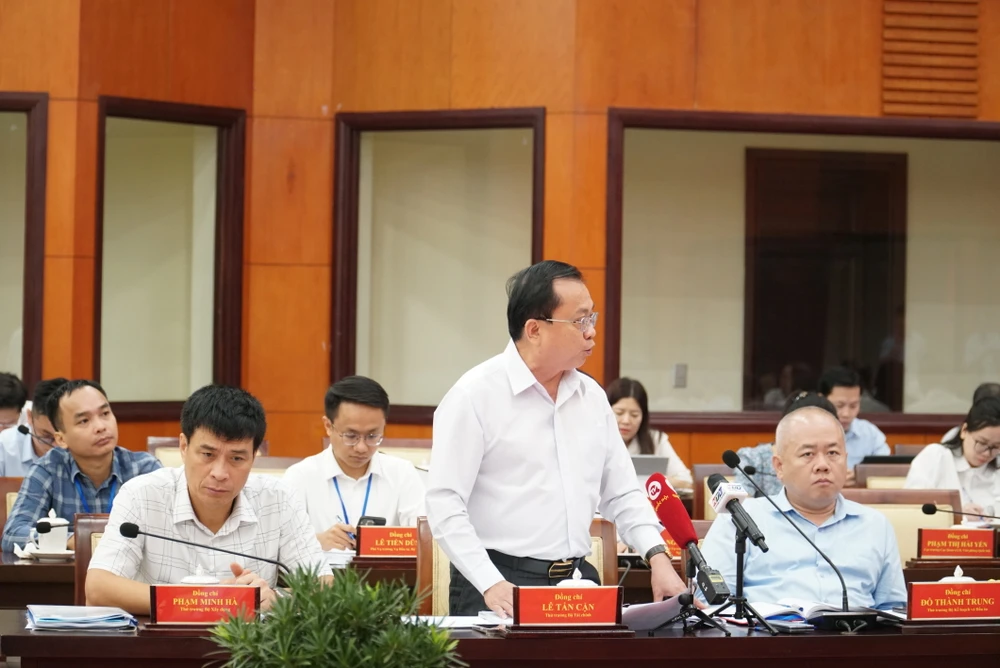 Vì sao thu ngân sách TP.HCM giảm so với Hà Nội?- chu-tich-quoc-hoi-lam-viec-voi-thanh-uy-tphcm (6).JPG