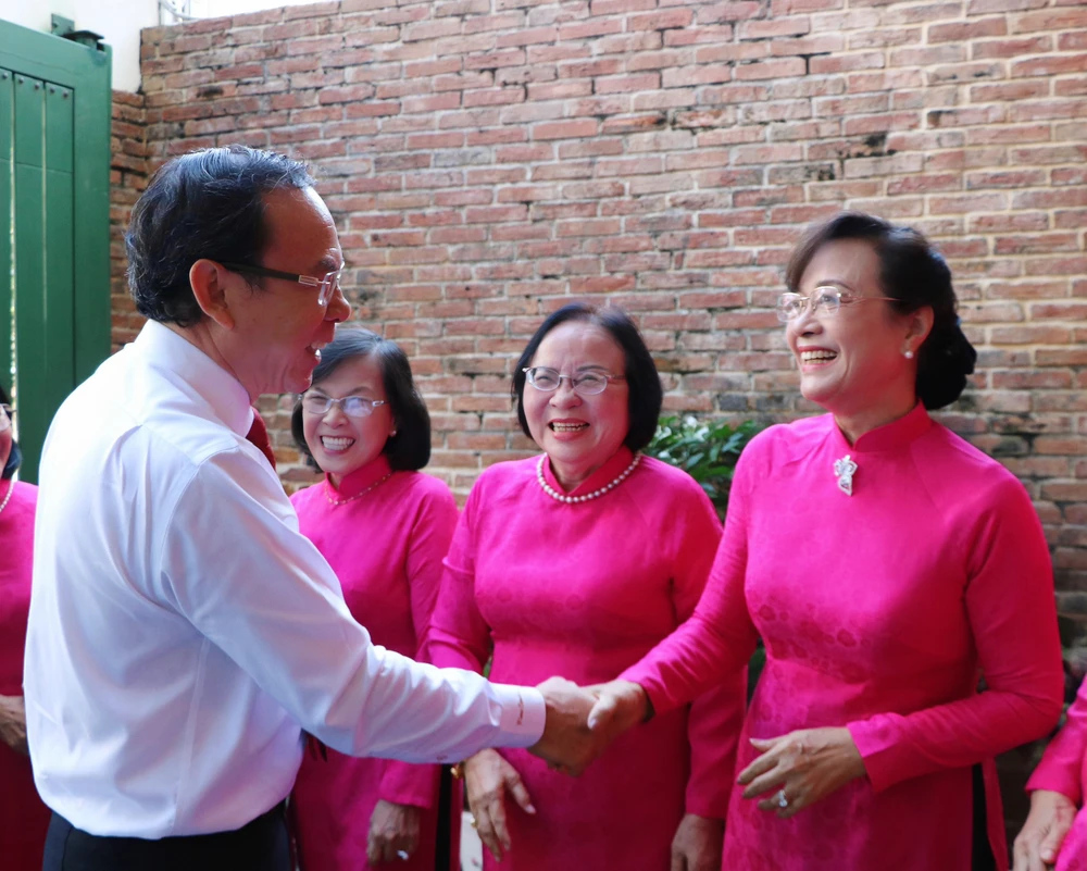 Nguyên Phó chủ tịch nước Đặng Thị Ngọc Thịnh nhận huy hiệu 45 năm tuổi Đảng-Bi-thu-Nguyen-Van-Nen-trao-huy-hieu-dang-Pho-chu-tich-nuoc-dang-thi-ngoc-thinh (2).jpg