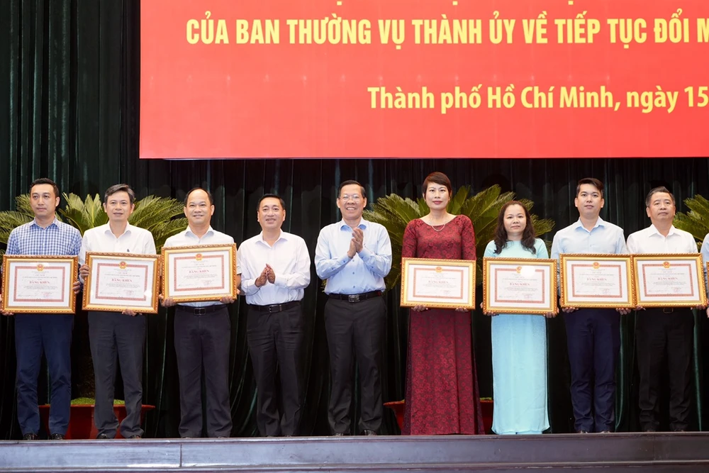 Ông Phan Văn Mãi: TP.HCM dần khắc phục tình trạng khen thưởng cho lãnh đạo nhiều hơn cấp dướithi-dua-khen-thuong-tphcm.jpg