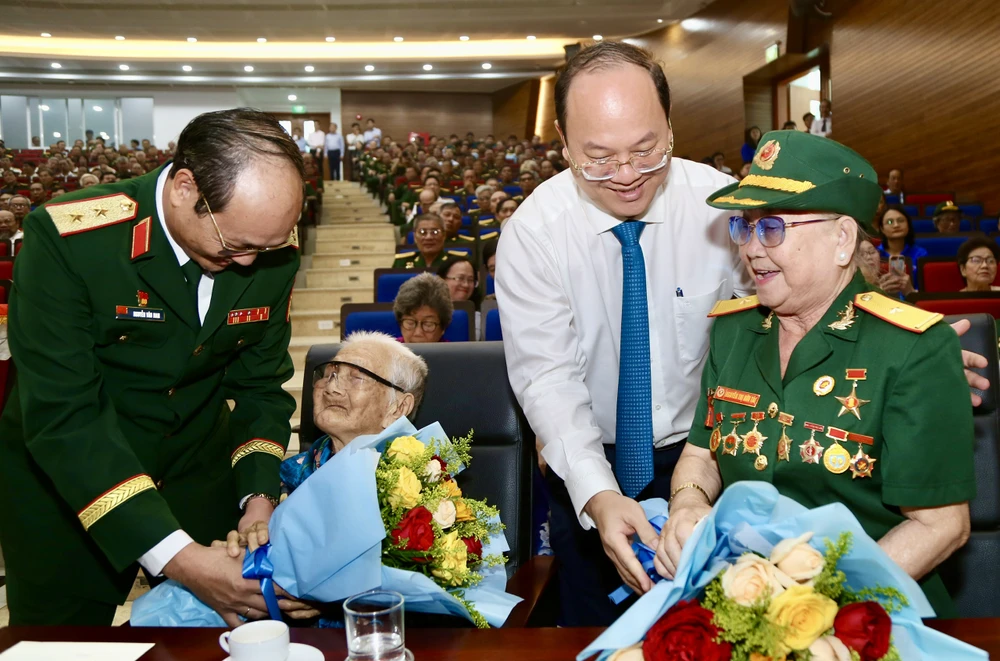 Chủ tịch UBND TP.HCM: Mong cán bộ cao cấp quân đội nghỉ hưu đóng góp kinh nghiệm vào sự phát triển của TP -gap-mat-can-bo-quan-doi-cap-cao-nghi-huu-tphcm (3).jpg