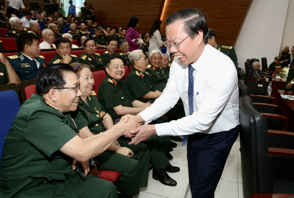 Chủ tịch UBND TP.HCM: Mong cán bộ cao cấp quân đội nghỉ hưu đóng góp kinh nghiệm vào sự phát triển của TP -gap-mat-can-bo-quan-doi-cap-cao-nghi-huu-tphcm.jpg