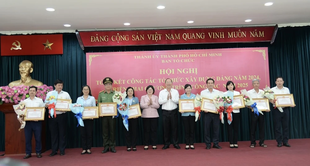 can-bo-lanh-dao-tphcm-xay-dung-dang (4).jpg