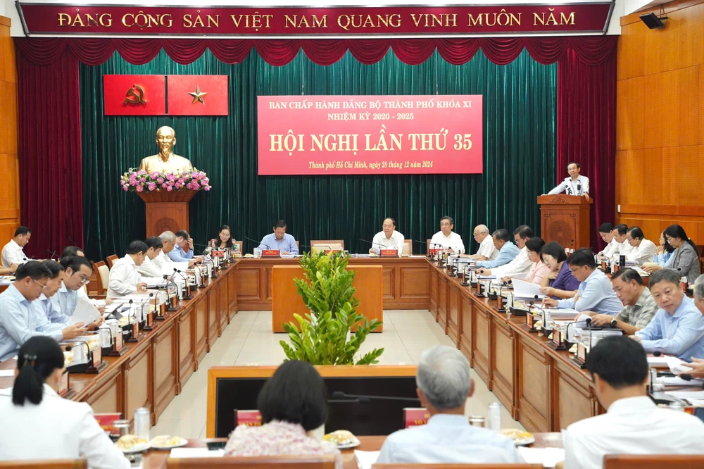 Bí thư Thành ủy TP.HCM: Xem xét từng trường hợp cụ thể, thấu tình đạt lý trong chính sách cho đội ngũ khi sắp xếp bộ máy-bi-thu-tphcm-tong-ket-nghi-quyet-18 (3).jpg