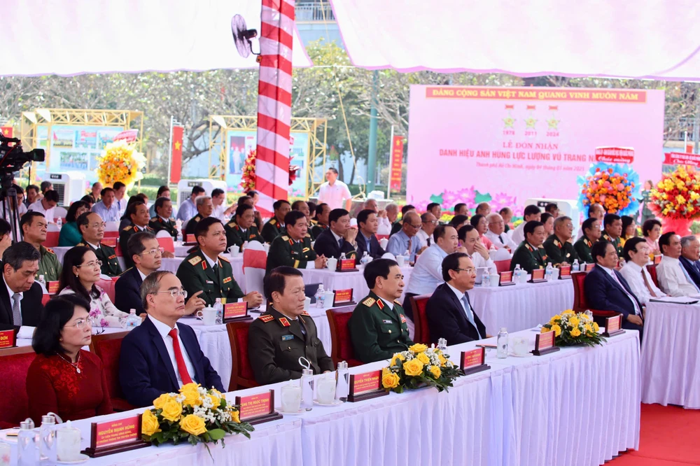Bo-tu-lanh-TPHCM-don-nhan-danh-hieu-anh-hung-luc-luong-vu-trang-nhan-dan (9).jpg