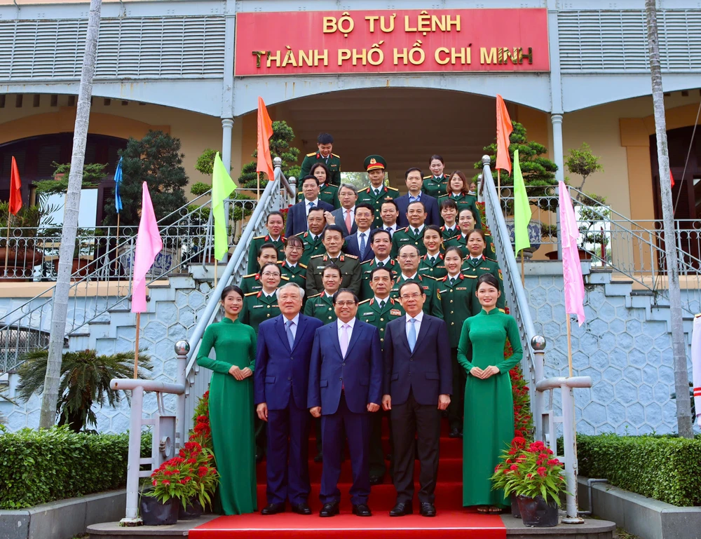 Lực lượng vũ trang TP.HCM lần thứ ba được phong tặng danh hiệu Anh hùng Lực lượng vũ trang nhân dân-Bo-tu-lenh-TPHCM-don-nhan-danh-hieu-anh-hung-luc-luong-vu-trang (2).jpg