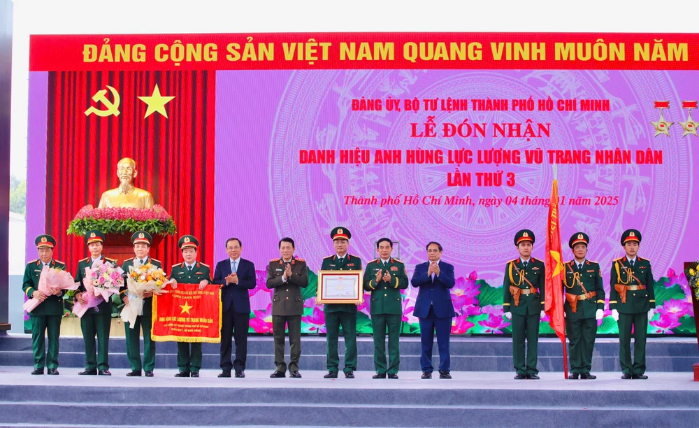 Lực lượng vũ trang TP.HCM lần thứ ba được phong tặng danh hiệu Anh hùng Lực lượng vũ trang nhân dân-Bo-Tu-lenh-TPHCM-don-nhan-danh-hieu-anh-hung-luc-luong-vu-trang-nhan-dan (11).jpg