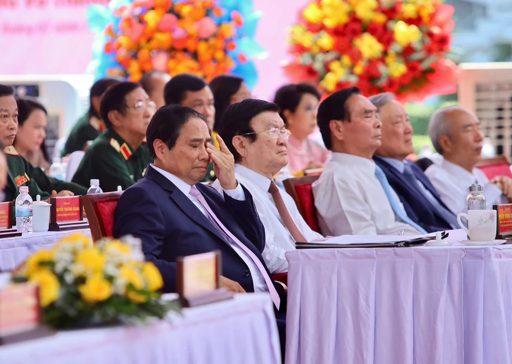 Bo-Tu-lenh-TPHCM-don-nhan-danh-hieu-annh-hung-luc-luong-vu-trang-nhan-dan (12).jpg