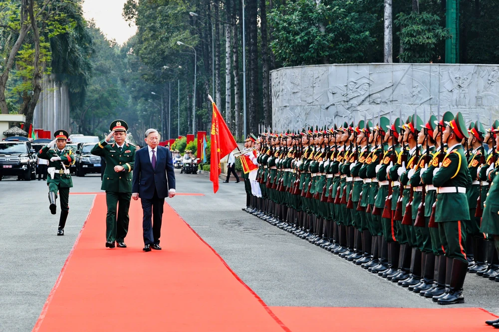 Tổng Bí thư Tô Lâm thăm và làm việc tại Bộ Tư lệnh Quân khu 7-tong-bi-thu-tham-bo-tu-lenh-quan-khu-73.jpg