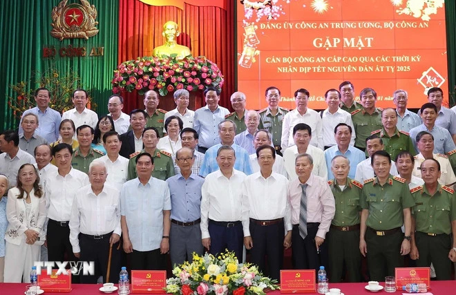 Tổng Bí thư Tô Lâm gặp mặt cán bộ công an cấp cao qua các thời kỳ-tong-bi-thu-to-lam-gap-nguyen-lanh-dao-cong-an2.jpg