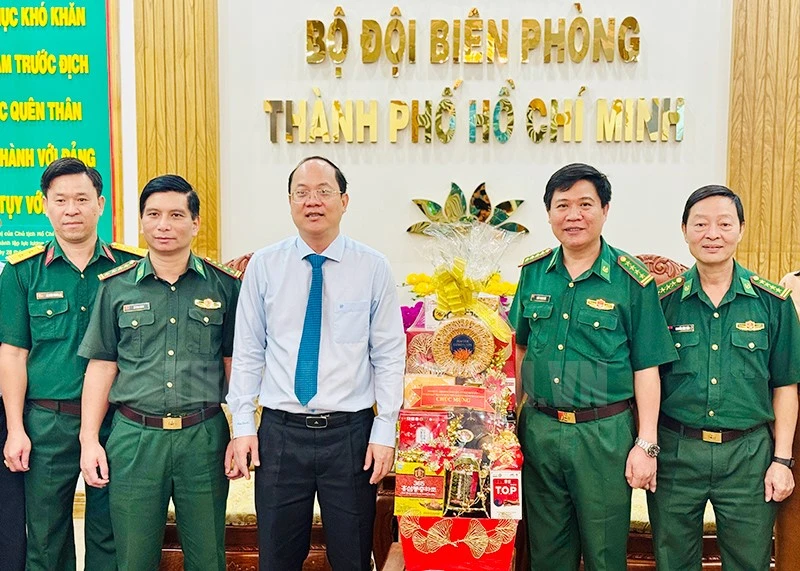 lanh-dao-tphcm-chuc-tet-at-ty-2025. (2).jpg