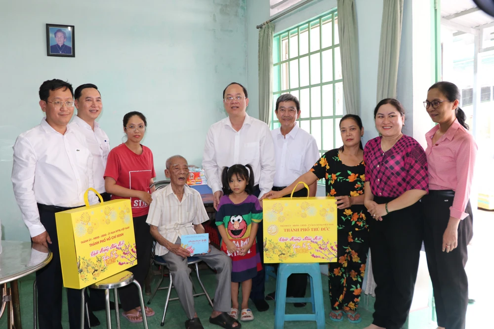 pho-bi-thu-thuong-truc-thanh-uy-tphcm-tham-tre-em-mo-coi-nguoi-cao-tuoi (2).jpg