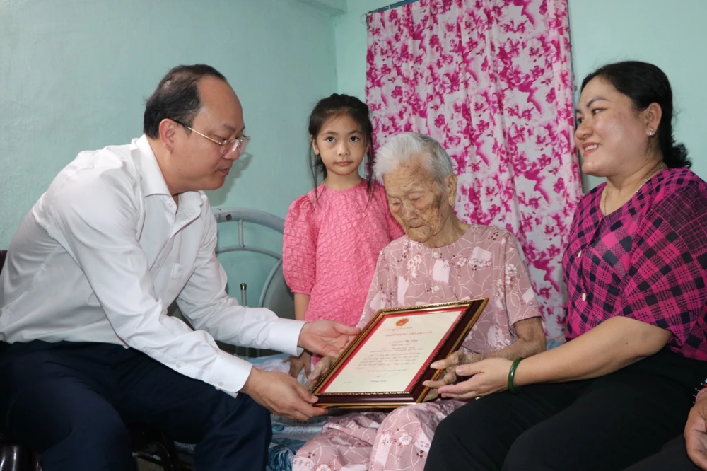 Lãnh đạo Thành ủy TP.HCM Nguyễn Hồ Hải thăm, chúc tết trẻ mồ côi do dịch COVID-19, người có công với cách mạng-pho-bi-thu-thuong-truc-thanh-uy-tphcm-tham-tre-em-mo-coi-nguoi-cao-tuoi.jpg