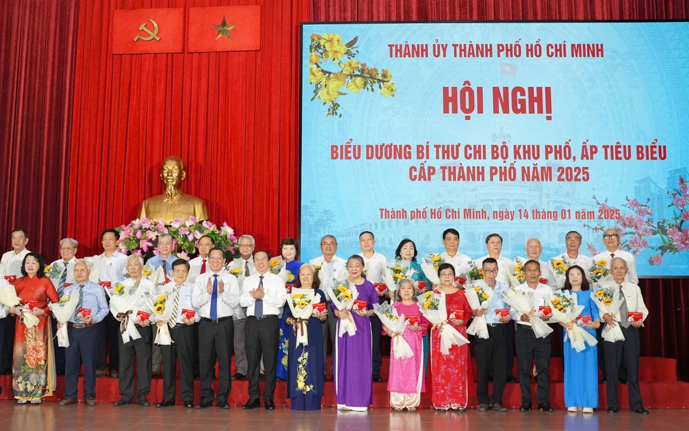 TP.HCM tri ân 186 bí thư chi bộ khu phố, ấp tiêu biểu năm 2025 -tphcm-tri-an-bi-thu-chi-bo-khu-pho-ap (4).jpg