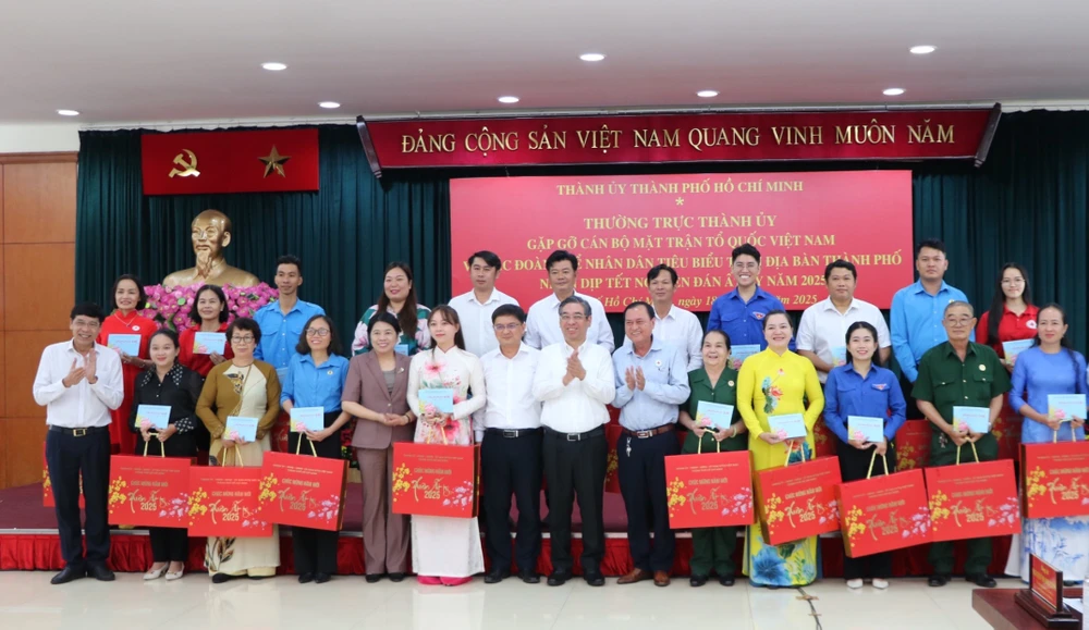 Thành ủy TP.HCM gặp gỡ cán bộ MTTQ, các đoàn thể tiêu biểu dịp Tết Ất Tỵ 2025-thanh-uy-tphm-gap-mat-can-bo-MTTQ.jpg