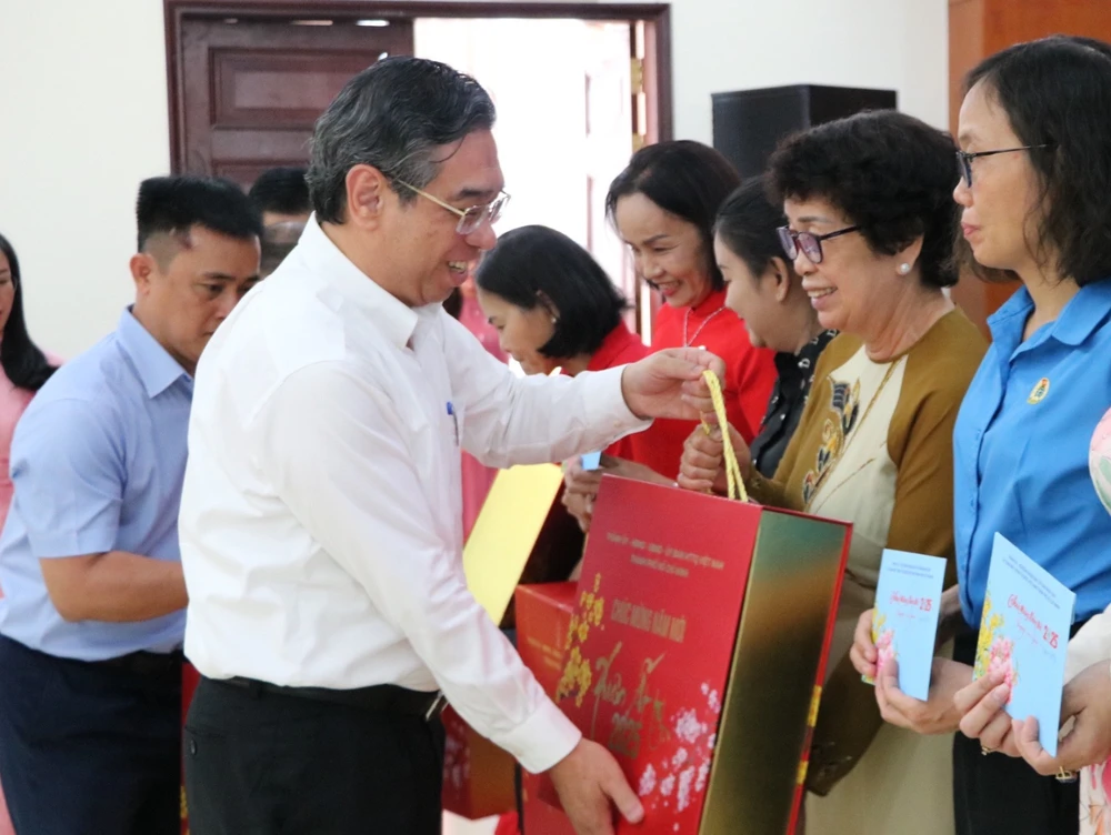 Thành ủy TP.HCM gặp gỡ cán bộ MTTQ, các đoàn thể tiêu biểu dịp Tết Ất Tỵ 2025-thanh-uy-tphm-gap-mat-can-bo-MTTQ (2).jpg