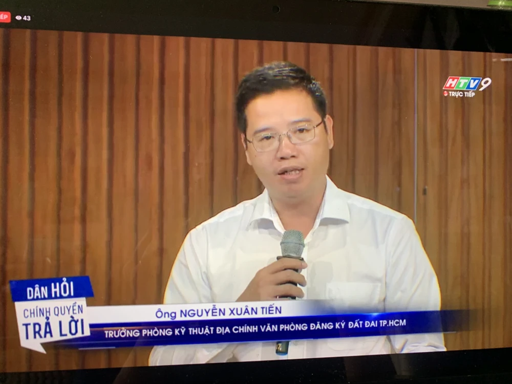 Ông Nguyễn Xuân Tiến, Trưởng Phòng Kỹ thuật địa chính, Văn phòng Đăng ký đất đai TP.HCM trả lời câu hỏi của cử tri. Ảnh: Chụp màn hình.