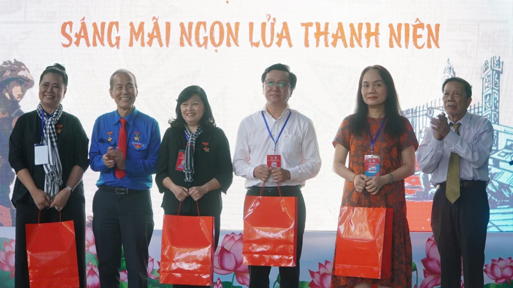 50-nam-thong-nhat-dat-nuoc-CLB-truyen-thong-khang-chien (2).jpg