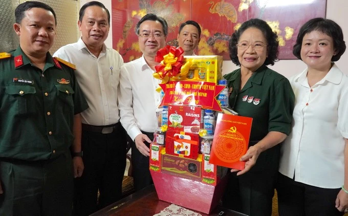 Lãnh đạo Thành ủy TP.HCM thăm, tri ân cán bộ, chiến sĩ làm nên Đại thắng mùa Xuân năm 1975-lanh-dao-thanh-uy-tphcm-tham-chien-si-dai-thang-mua-xuan-1975-50-nam-ngay-giai-phong-mien-nam1.jpg