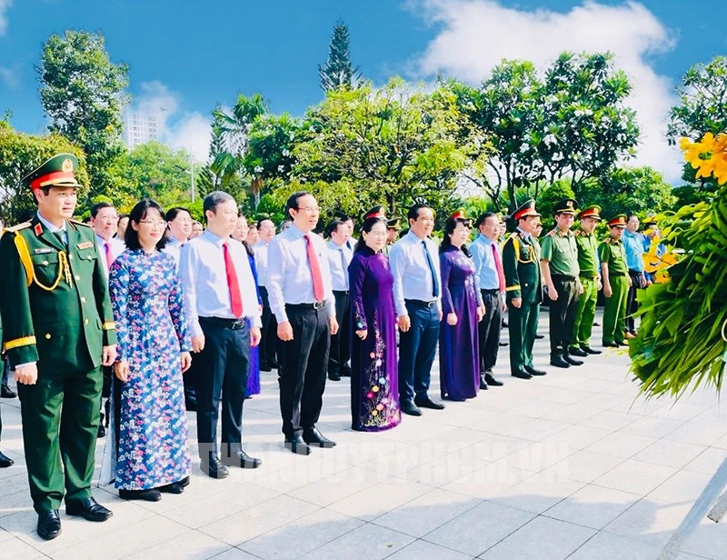 Lãnh đạo TP.HCM dâng hoa, dâng hương tưởng nhớ các Mẹ Việt Nam anh hùng, Anh hùng liệt sĩ.jpg