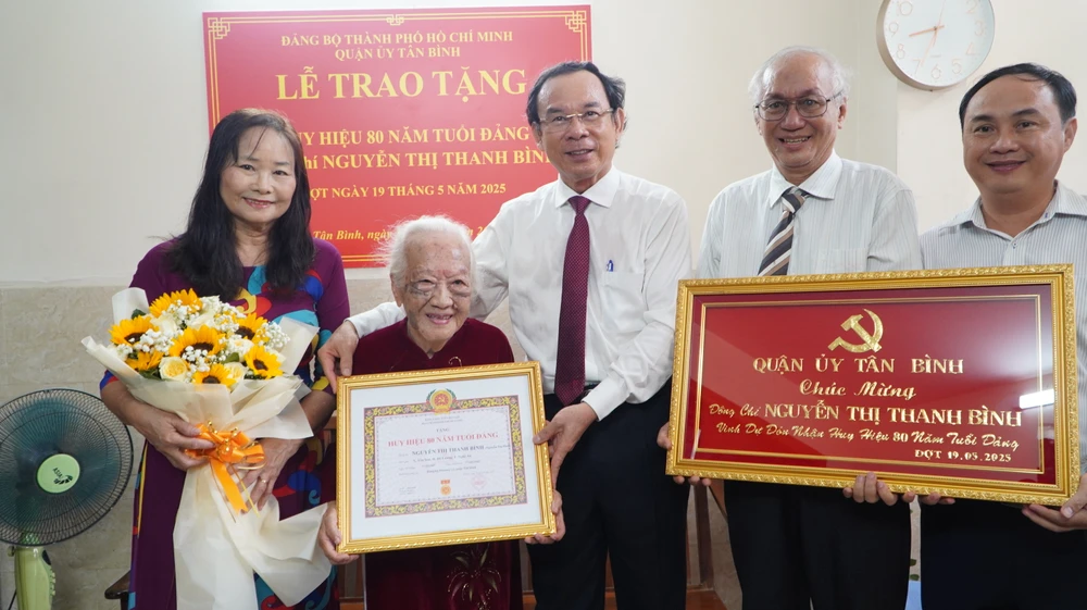Bí thư TP.HCM Nguyễn Văn Nên trao Huy hiệu 80 năm tuổi Đảng cho bà Nguyễn Thị Thanh Bình-huy-hieu-80-nam-tuoi-dang1.JPG