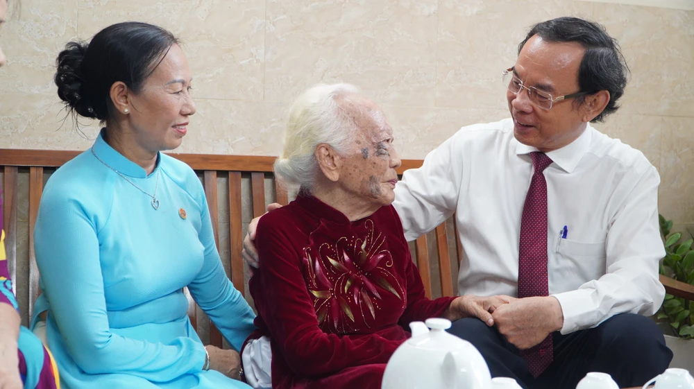 Bí thư TP.HCM Nguyễn Văn Nên trao Huy hiệu 80 năm tuổi Đảng cho bà Nguyễn Thị Thanh Bình-huy-hieu-80-nam-tuoi-dang2.JPG