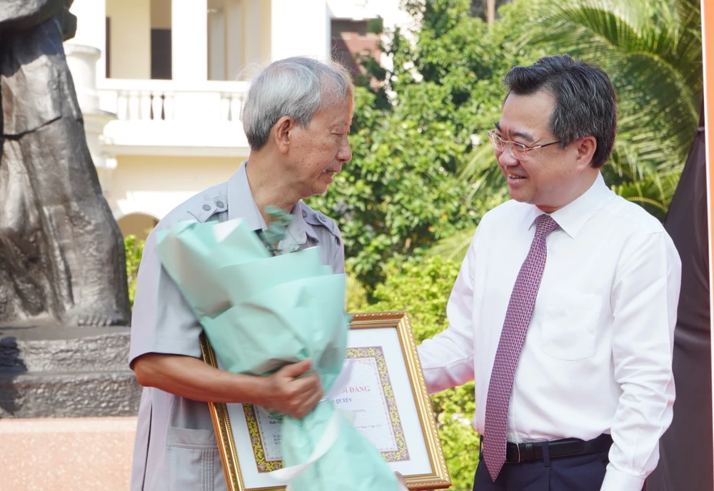 Phó Bí thư Thường trực Thành ủy TP.HCM Nguyễn Thanh Nghị trao Huy hiệu Đảng đến 15 Đảng viên-trao-huy-hieu-dang4.JPG