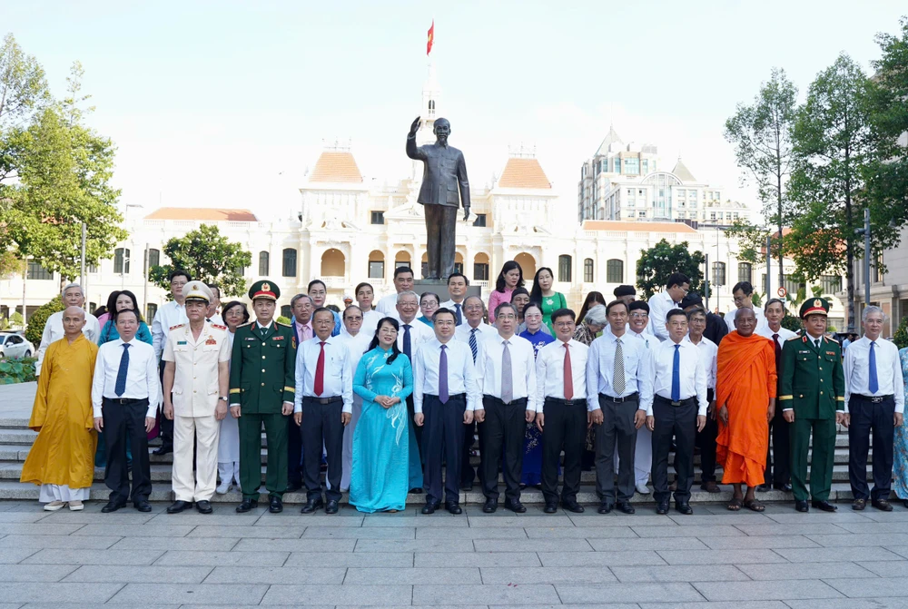 Lãnh đạo TP.HCM dâng hương tưởng nhớ Chủ tịch Hồ Chí Minh -dang-huong-chu-tich-ho-chi-minh3.jpg