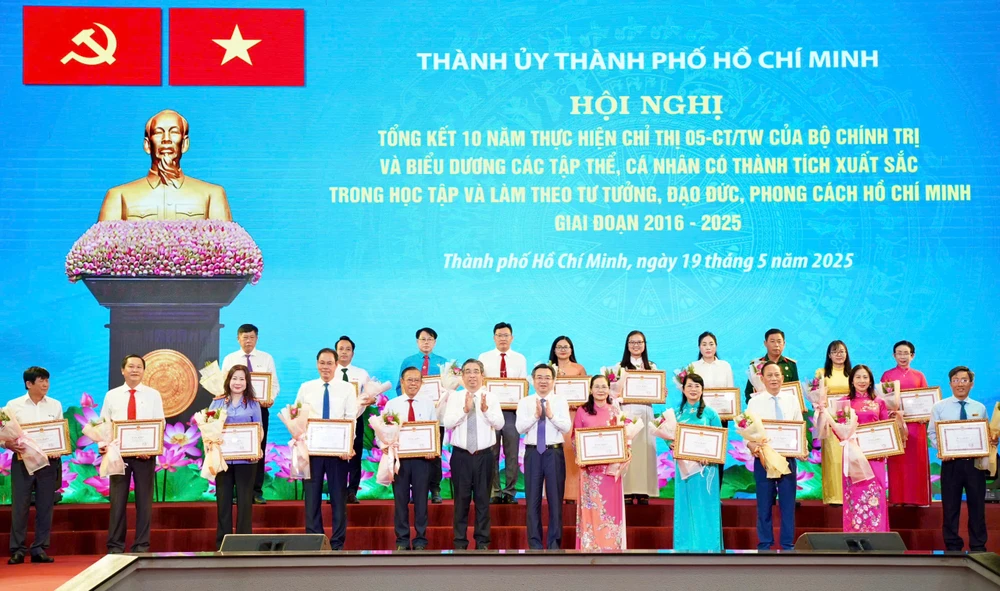 guong-hoc-tap-va-lam-theo-guong-chu-tich-ho-chi-minh12.JPG