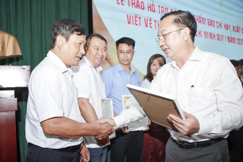 khen-thuong-tac-pham-bao-chi (4).jpg