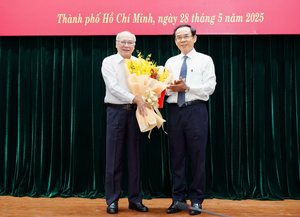 Ông Phan Nguyễn Như Khuê nhận quyết định nghỉ hưu-ong-phan-nguyen-nhu-khue-nghi-huu (4).jpg