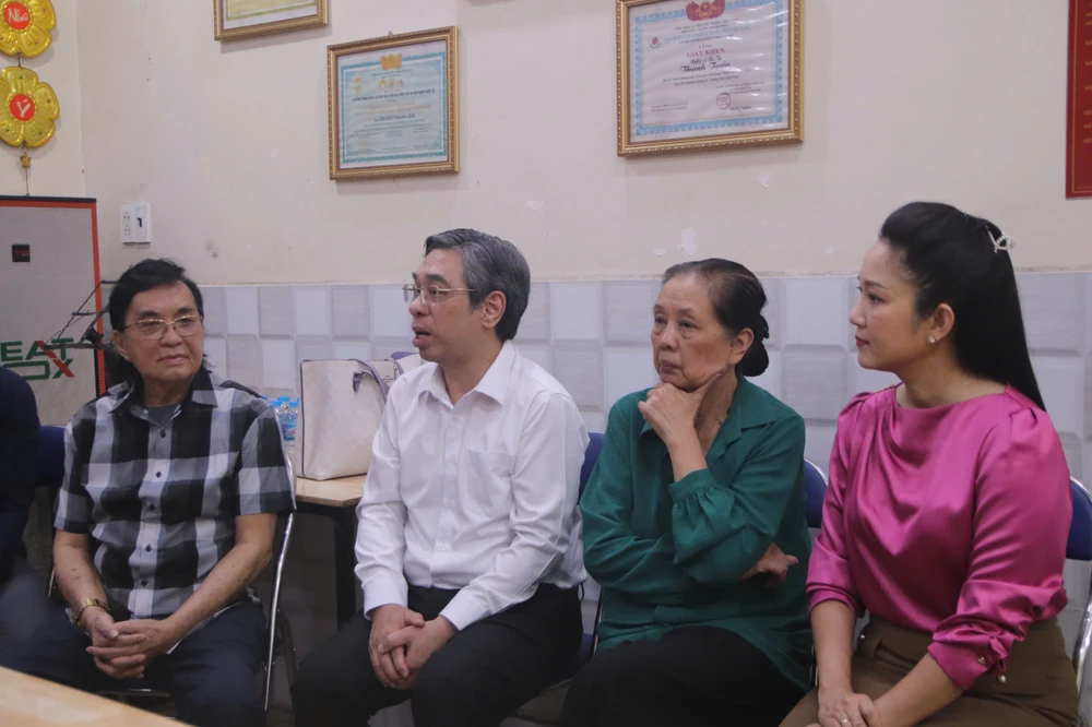 Lãnh đạo TP.HCM thăm NSND Đinh Bằng Phi và NSND Thanh Tuấn -lanh-dao-tphcm-tham-van-nghe-si (2).jpg