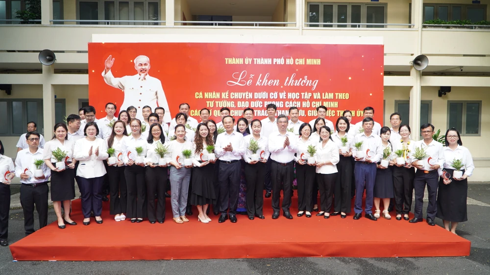 Bí thư Thành ủy TP.HCM Nguyễn Văn Nên khen thưởng 48 cá nhân kể chuyện dưới cờ về Bác Hồ-Thành-ủy-TPHCM-khen-thuong-duoi-co-ke-chuyen-bac-ho3.JPG