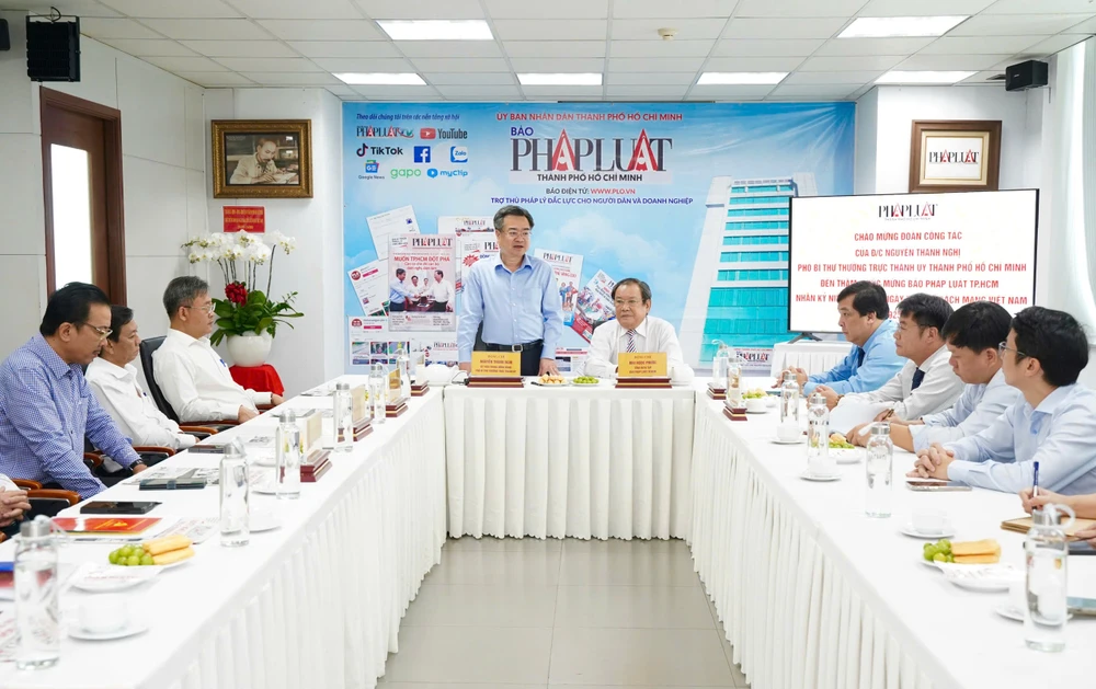 Ông Nguyễn Thanh Nghị thăm, chúc mừng Báo Pháp Luật TP.HCM-ong-nguyen-thanh-nghi-tham-bao-phap-luat-tphcm (3).jpg