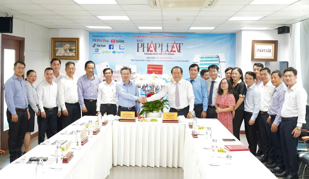 ong-nguyen-thanh-nghi-tham-bao-phap-luat-tphcm (4).jpg