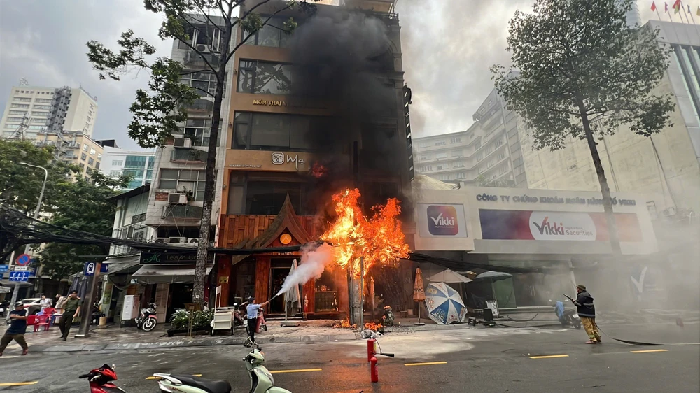 Cháy cột điện tại quận 1, TP.HCM, nhiều người hoảng loạn-chay-cot-dien-quan-1 (2).jpg