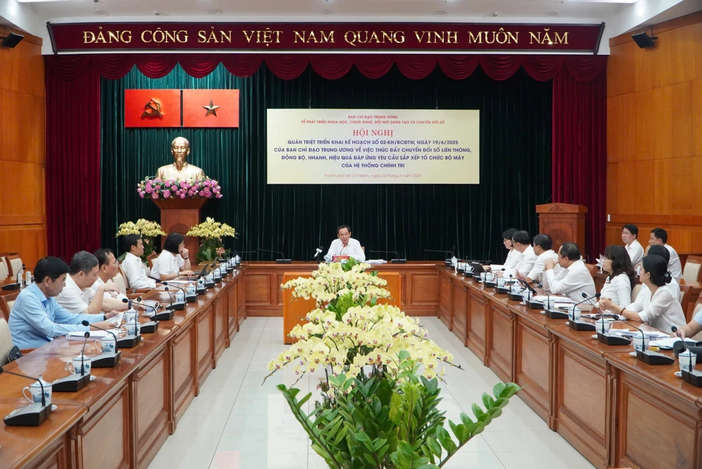 Bí thư Thành ủy TPHCM Nguyễn Văn Nên cùng lãnh đạo TP, sở ngành cùng dự trực tuyến. Ảnh: THANH THÙY