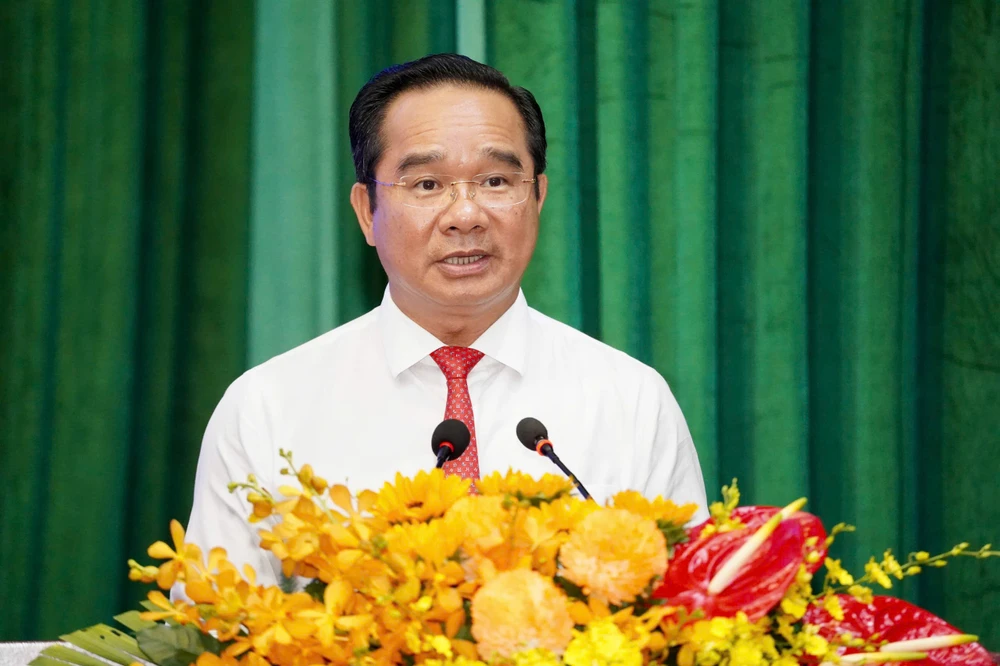 chu-tich-tphcm-trao-qd-nhan-su (4.jpg