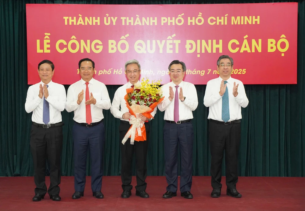 Thành ủy TP.HCM trao quyết định nhân sự các cơ quan tham mưu-thanh-uy-tphcm-trao-nhan-su-cac-ban-dang (1).jpg