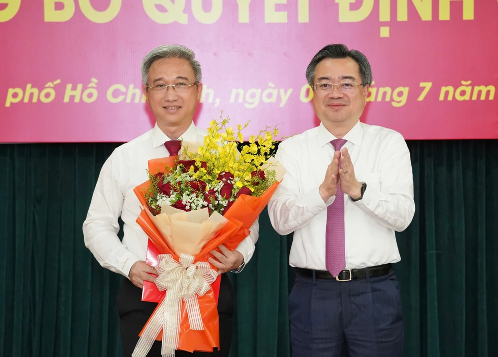 Thành ủy TP.HCM trao quyết định nhân sự các cơ quan tham mưu-thanh-uy-tphcm-trao-nhan-su-cac-ban-dang (2).jpg