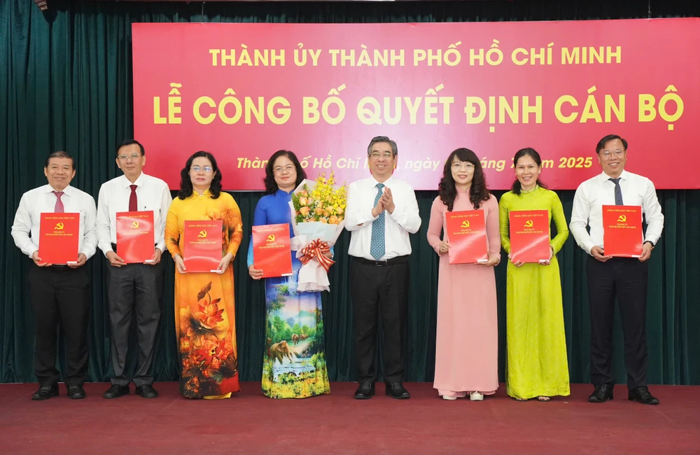 thanh-uy-tphcm-trao-nhan-su-cac-ban-dang (5).jpg