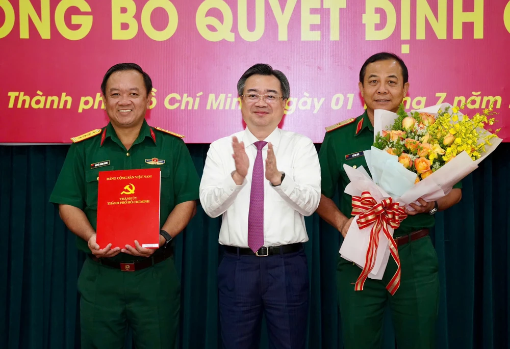 thanh-uy-tphcm-trao-nhan-su-cac-ban-dang (8).jpg