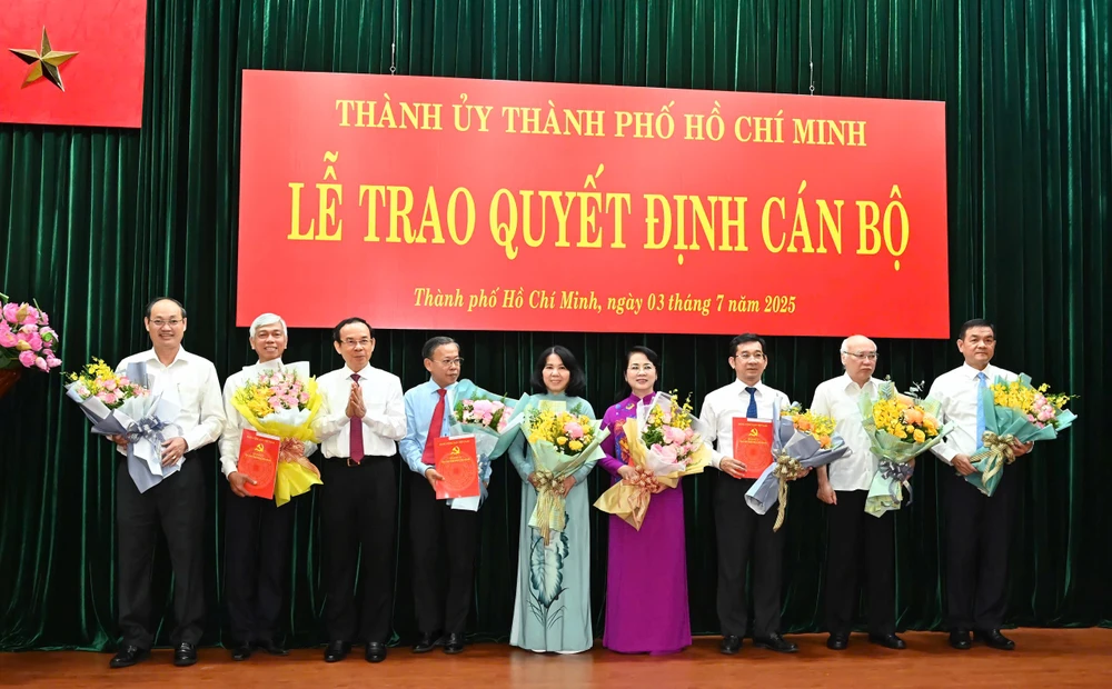 Ban Thường vụ Thành ủy TP.HCM trao quyết định nghỉ hưu -ban-thuong-vu-thanh-uy-tphcm-trao-nghi-huu31.jpeg