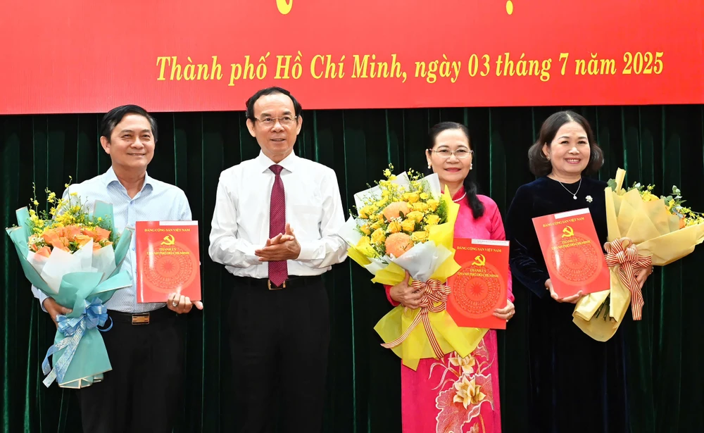 ban-thuong-vu-thanh-uy-tphcm-trao-nghi-huu32.jpeg