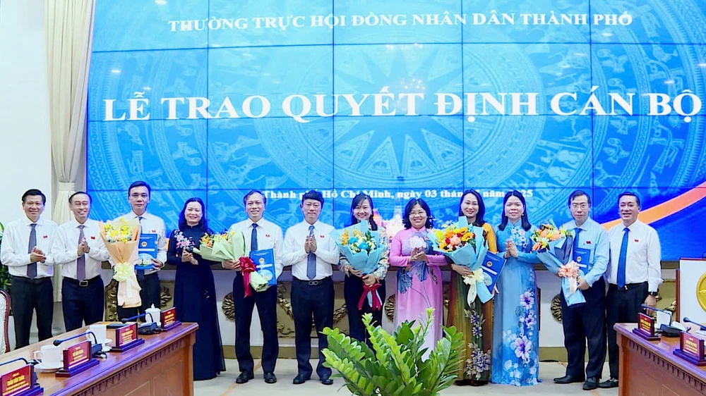 Thường trực HĐND TP.HCM trao quyết định nhân sự các ban-thuong-truc-HDND-TPHCM-trao-nhan-su (3).jpg