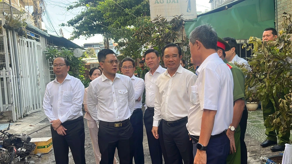 chu-tich-UBND-TPHCM-Nguyen-Van-Duoc-den-hien-truong-vu-chay (10).jpg