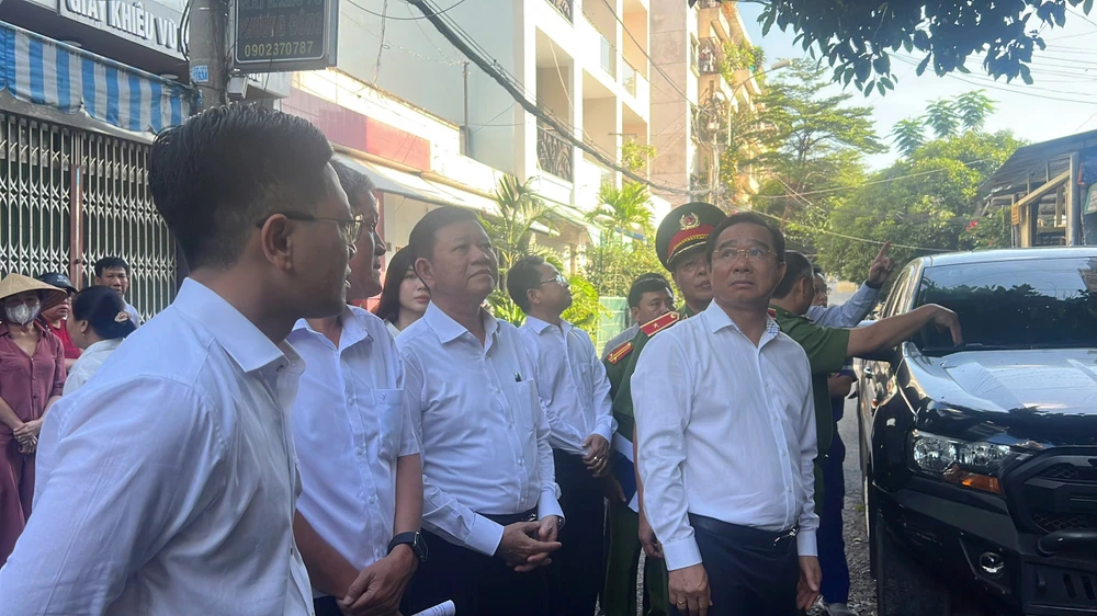 chu-tich-UBND-TPHCM-Nguyen-Van-Duoc-den-hien-truong-vu-chay (2).jpg