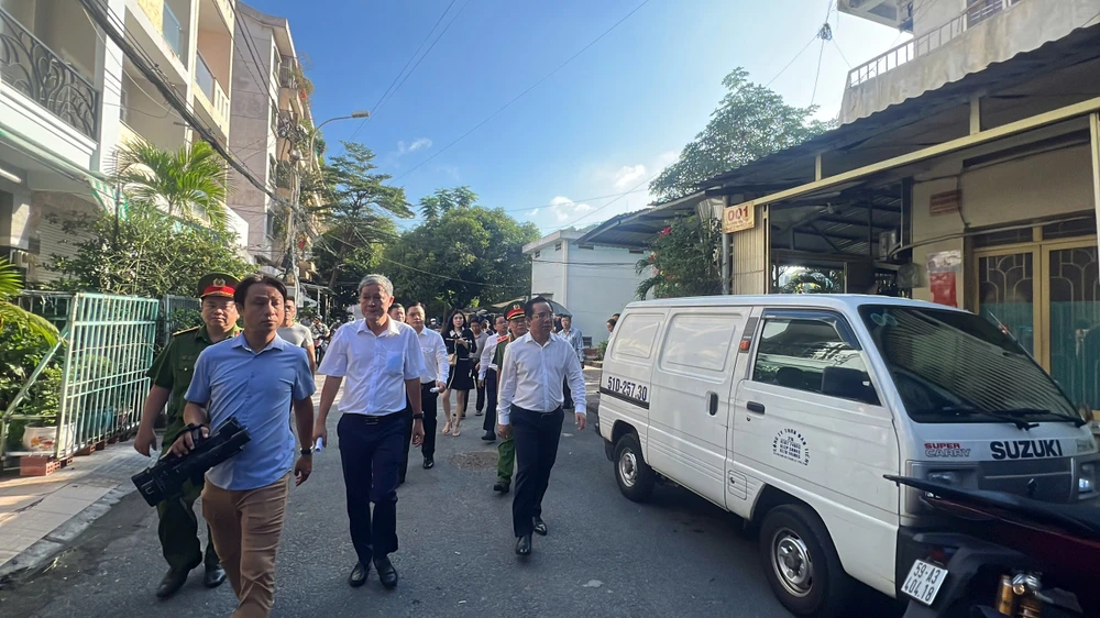 chu-tich-UBND-TPHCM-Nguyen-Van-Duoc-den-hien-truong-vu-chay (4).jpg