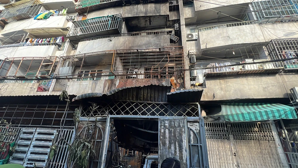 chu-tich-UBND-TPHCM-Nguyen-Van-Duoc-den-hien-truong-vu-chay (8).jpg