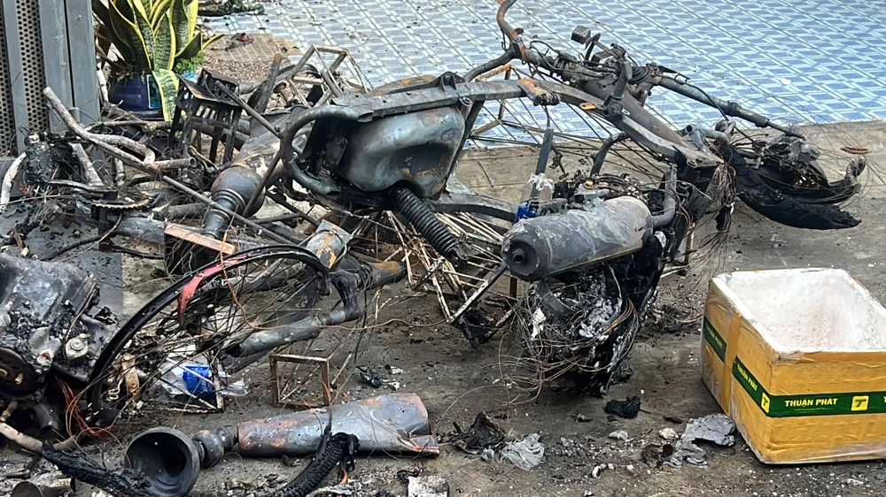 chu-tich-UBND-TPHCM-Nguyen-Van-Duoc-den-hien-truong-vu-chay (9).jpg